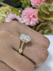 แหวนหมั้นและงานแต่งงานสไตล์วินเทจประดับมอสซาไนต์ทรงรี 2.20 กะรัต ยี่ห้อ Lurba Jewels ดีไซน์แยกแหวน ตัวเรือนทองคำ 14k แท้ ได้รับการรับรองจากคริสเตียน - Product Image 4