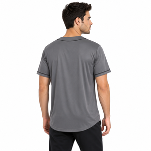 Camiseta deportiva duradera, diseñada con tela ligera y suave para clubes deportivos y partidos de béisbol organizados, con un estilo deportivo y elegante. - Product Image 3