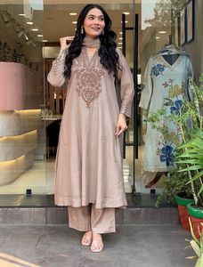 Nuevo Conjunto Premium de Kurta y Pantalón de Seda Romana con Bordado, Dupatta de Seda Chanderi, Listo para Usar, Kurti de 48 Pulgadas de Largo, Venta al Por Mayor - Product Image 6