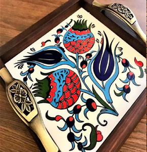 ถาดไม้สีเข้มพร้อมหูจับทองเหลืองประดับอย่างหรูหราและกระเบื้องลายทับทิม มีจำหน่ายในราคาขายส่ง - Product Image 1