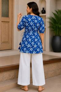 Ensemble Kurta pour femmes, imprimé floral bleu, avec pantalon palazzo blanc, coupe ample, tenue décontractée d'été, style Inde Pakistan, en coton - Product Image 4
