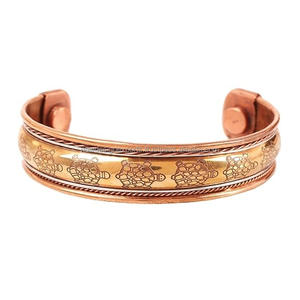 Bracelet magnétique minimaliste en cuivre pour la thérapie quotidienne, symbole de tortue gravé - Product Image 2