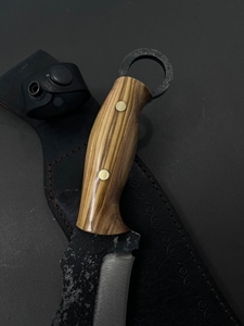 Cuchillo de Caza de Hoja Fija para Camping, Acero Forjado 5160, Borde Parcialmente Serrado, Multifunción, Mango de Madera de Olivo, Funda de Cuero - Product Image 2