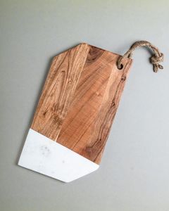 Tabla de cortar de madera y mármol de diseño personalizado con opción de grabado para servir en la cocina y como regalo. - Product Image 5