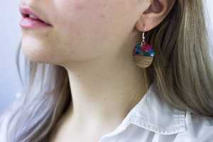 Boucles d'oreilles pendantes rustiques en résine et bois faites à la main MN EXPORTS, bijoux artisanaux naturels, accessoires de mode, cadeau pour femme, idéal pour les fêtes - Product Image 4