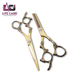 กรรไกรตัดผมและซอยผมสีทอง รุ่นมืออาชีพ ด้ามจับลายมังกร ชุดกรรไกรตัดผมสำหรับช่างทำผม ผลิตโดย Life Care Instruments - Product Image 1