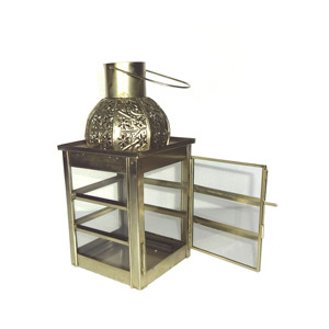 Lanterne carrée en laiton poli doré, avec découpes gaufrées, dôme en forme d'ampoule, poignée en fil métallique et loquet, pour décoration de table ou centre de table - Product Image 1