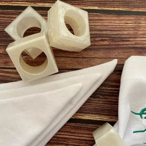 Ensemble d'anneaux de serviette carrés en résine faits à la main |   Décoration de table classique minimaliste pour les dîners et les mariages |   Cérémonie de l'emménagement et accueil des invités - Product Image 1