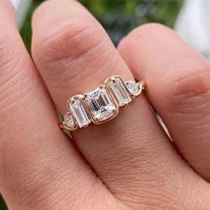 Anillo de Oro Amarillo de 14K con Cinco Piedras de Diamantes Cultivados en Laboratorio de 2.02CT con Corte Esmeralda y Diseño de Ola, Ideal como Regalo de Promesa de Matrimonio para Novias - Product Image 1
