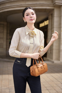 เสื้อเชิ้ตผู้หญิงลายทางสีเหลืองสุดหรู พร้อมเนคไทถอดได้ ประดับดอกไม้ แขนยาว ทรงเข้ารูป ผ้าคอตตอนผสม สีม่วง - Product Image 3