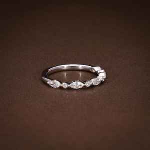 Anillo de media eternidad con corte marquesa de moissanita para mujer, de acero inoxidable, plata 925, chapado en oro, regalo de aniversario elegante para ella - Product Image 5
