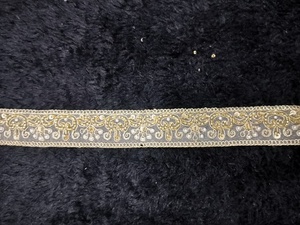 Bordure de dentelle brodée Zari métallique haute densité, motif baroque, avec perles et sequins, en ruban d'organza pour robes kaftan et saris - Product Image 1