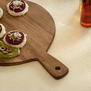 Planche en bois antidérapante tendance de 39,25 cm x 29 cm x 1,25 cm d'épaisseur pour servir et couper les pizzas, sûre et pratique avec poignée intégrée - Product Image 3