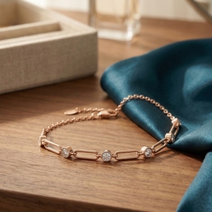 สร้อยข้อมือเพชรทรงกลมเพาะเลี้ยงในห้องปฏิบัติการ ประดับแบบ Bezel Set พร้อมสายแบบ Paperclip Link Chain สร้อยข้อมือแบบ Station Bracelet สร้อยข้อมือแบบ Loose Bracelet สร้อยข้อมือสำหรับใส่ทุกวัน สร้อยข้อมือแบบ Delicate Bracelet - Product Image 4