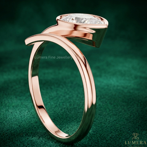 แหวนหมั้นเพชรโมอิสซาไนต์ทรงลูกแพร์หรูหรา ทองคำขาว 18K ประดับแบบ Bezel Set ดีไซน์เปิดรอบวงสำหรับผู้หญิง - Product Image 3