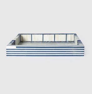 Plateau décoratif rectangulaire avec rayures horizontales bleues et blanches, design géométrique moderne, panneau unique, design artisanal - Product Image 4