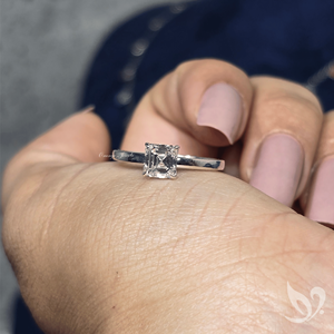Anillo de Diamante Cultivado en Laboratorio con Corte Asscher de 1 Quilate, Certificado por IGI |   Anillo de Compromiso Solitario en Oro Blanco de 18K - Product Image 2
