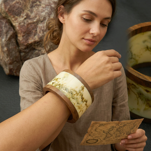 กำไลข้อมือเรซิ่นอีพ็อกซี่ทำมือ ลายดอกไม้ทรงกลม สีสันตามสั่ง ของสะสมสำหรับคริสต์มาสและเปิดเทอม - Product Image 1