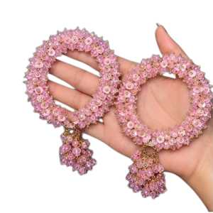 Bracelet élégant en fleurs artificielles Gajra en cristal pour femmes, bijoux de mariage, bijoux de fête, bracelet tendance, designs traditionnels - Product Image 1