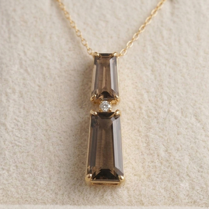 Élégant pendentif baguette en quartz fumé, laiton plaqué or 18 carats, collier classique DIY pour femme, design géométrique avec accent diamant rond - Product Image 1