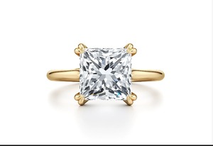 Bague de fiançailles solitaire en or jaune 9 carats avec diamant de laboratoire taille princesse 1 carat, bijoux fins personnalisés en gros - Product Image 1