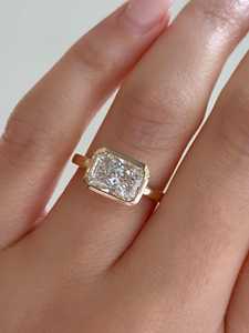 Anillo Solitario de Diamante Cultivado en Laboratorio Radiante de 2 Quilates con Engaste de Bisel, Certificado IGI, Anillo de Compromiso Radiante, Bisel de Oro de 14K - Product Image 2