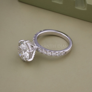 Anillo de oro blanco con diseño moderno, pavé y diamantes de laboratorio de corte redondo con certificado IGI y claridad VVS para mujer, de la India. - Product Image 4