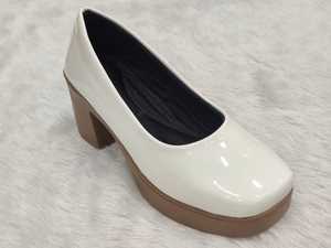 Escarpins blancs élégants à talon carré pour femme, à bout pointu, à enfiler, pour tenue de soirée ou de bureau, vente en gros et export. - Product Image 1