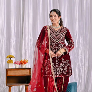 Conjunto de Top y Dhoti de Terciopelo Viscosa Color Granate con Bordado Moderno de Terciopelo y Trabajo de Lentejuelas Multibordado, y Dupatta - Product Image 1