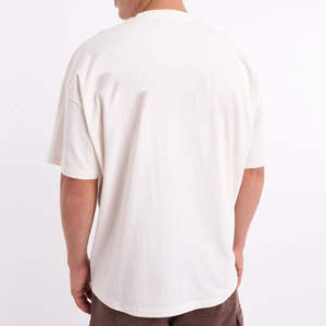 เสื้อยืดคอกลมทรงหลวมสไตล์ทางการสำหรับผู้ชาย ผ้าถักนิตติ้ง 100% ผ้าฝ้าย พร้อมบริการสกรีนโลโก้ตามสั่ง ขายส่งแบบ OEM - Product Image 3