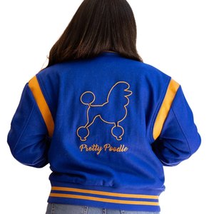 เสื้อแจ็คเก็ตวูลสไตล์วาร์ซิตี้ย้อนยุค Sigma Gamma Rho สำหรับผู้หญิง สีน้ำเงิน-ทอง ติดกระดุมแบบ Snap ทรงบอมเบอร์ สไตล์ลำลองแนวสตรีทแวร์สำหรับชมรมนักศึกษากรีก - Product Image 2