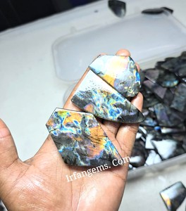 Tranches de Spectrolite 100% Naturelles Multicolores, Lot en Gros de Cristaux Polis pour la Fabrication de Bijoux - Product Image 1