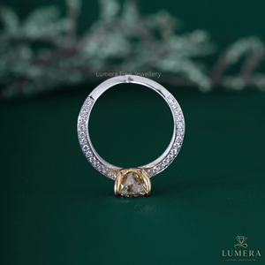 Hermoso Anillo de Compromiso Solitario de Oro Blanco con Diamante Amarillo en Forma de Pera, Banda Curva con Pavé, Doble Forma de V, Anillo Nupcial para Mujer - Product Image 4