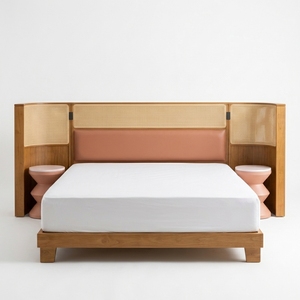 Base de Cama de Plataforma de Madera de Teca Sólida, Estilo Japandi Moderno, Tamaños King y Queen, Cabecero Tapizado, Mesitas de Noche Laterales de Ratán - Product Image 1