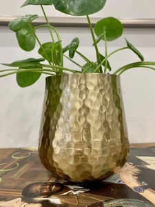 Pot de fleurs rond en métal doré martelé, durable et écologique, avec support pour plantes, pour la décoration intérieure - Product Image 5