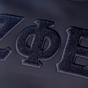 Sweat-shirt en chenille noir ton sur ton Zeta Phi Beta pour femme, broderie monochrome des lettres grecques ZΦΒ, pull décontracté - Product Image 4