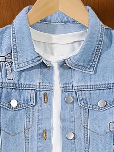 Veste en jean bleu clair pour femme avec broderie nœud, coupe décontractée, col montant, style urbain, tissu délavé, idéale pour le printemps - Product Image 3