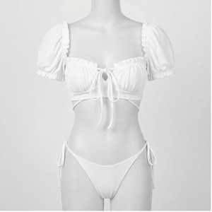 Conjunto de bikini blanco con cuello cuadrado, mangas abullonadas y volantes, parte inferior con lazo lateral para mujer - Product Image 1