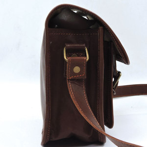 กระเป๋าหนังแท้ SALVA LEATHER สำหรับผู้ชาย สะพายไหล่แบบไขว้ สีน้ำตาล สไตล์วินเทจ พร้อมตัวล็อคแบบหัวเข็มขัด ปรับความจุได้ - Product Image 2