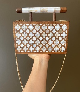 Bolso de Mano Artesanal de Madreperla |   Bolso de Concha Iridiscente Hecho a Mano para Eventos de Lujo, Moda Nupcial y Venta al Por Mayor - Product Image 1