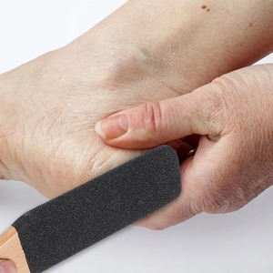 Lima de pies portátil con mango de madera, herramienta de pedicura de doble cara, exfoliante, removedor de piel muerta para hombres, mujeres y personas mayores - Product Image 6