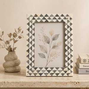 Porte-photos en résine artisanale haut de gamme avec incrustation d'os, cadre décoratif personnalisé avec design mosaïque artistique pour les intérieurs modernes et luxueux - Product Image 1