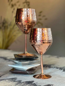 Verre à vin à pied en cuivre martelé avec finition métallique artistique – Vaisselle haut de gamme pour la restauration, les bars, les hôtels et les cadeaux - Product Image 2