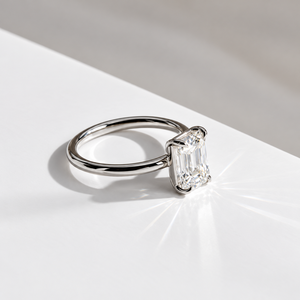 Bague de fiançailles classique solitaire en or blanc plaqué rhodium avec diamant de laboratoire taille émeraude pour femme - Product Image 2