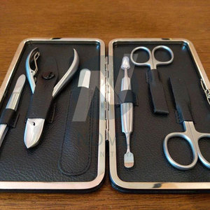 Ensemble de rasage et d'entretien des ongles de luxe 9 pièces en acier inoxydable 7 en 1, kit de soin pour homme avec logo personnalisé, portable et professionnel - Product Image 5