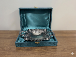 Plateau carré en argent allemand fait main avec poignées, boîte cadeau de luxe en velours |   Plateau de service décoratif en métal au design moderne - Product Image 3