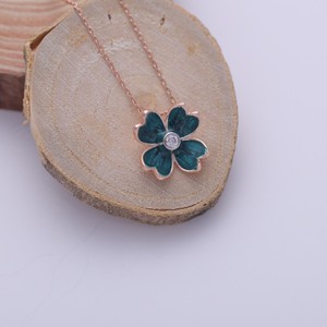 Colgante de Flor de Trébol con Esmalte Verde y Diamante Cultivado en Laboratorio Certificado por IGI, en Plata de Ley 925, Amuleto de la Suerte - Product Image 6