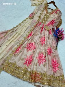 Robe longue évasée en soie russe lourde avec imprimé numérique et broderie Zari-sequins, col en V, longueur cheville, avec dupatta - Vente en gros - Product Image 2
