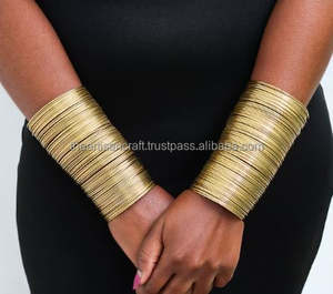 Conjunto de Joyería Artesanal Ecológica de Latón Africano, Gargantilla, Aretes Colgantes, Brazaletes - Para Regalo de Boda por ARTISAN CRAFT - Product Image 5