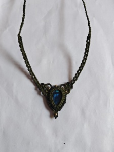 Collar de Macramé Gris Hecho a Mano con Cabujón Ovalado de Lapislázuli, Gargantilla Boho para Mujer - Product Image 4